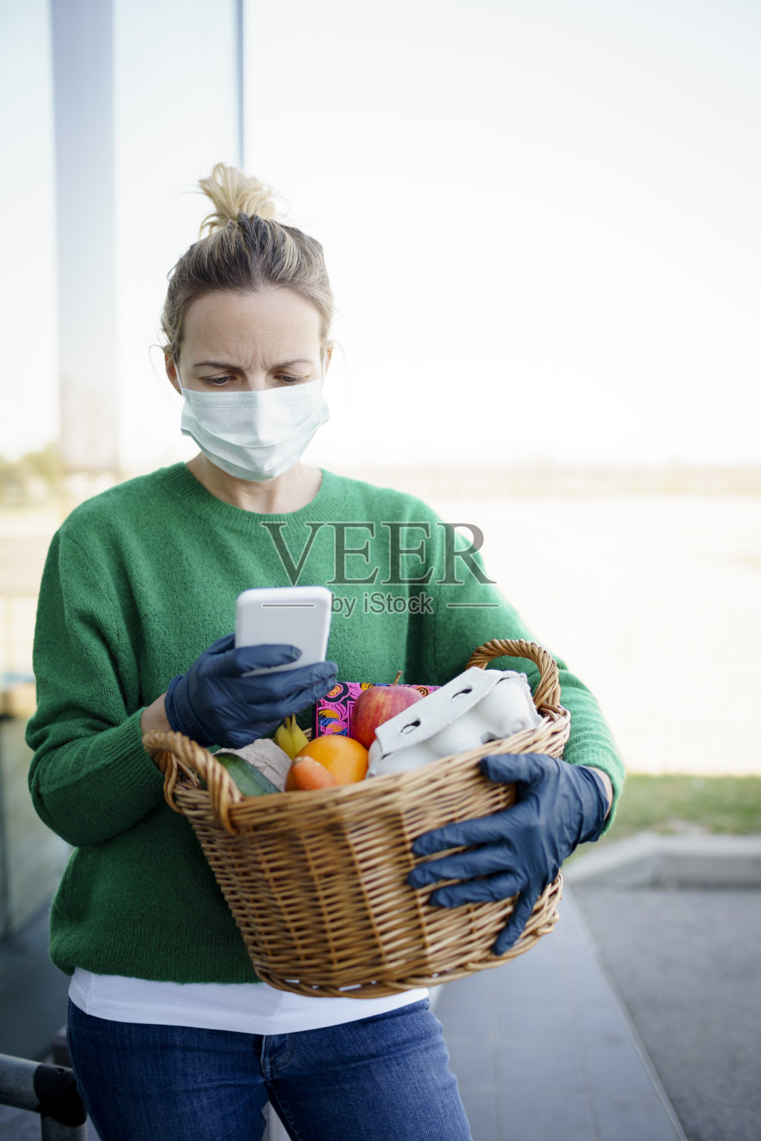 漂亮的女人戴着面具购物后打电话照片摄影图片