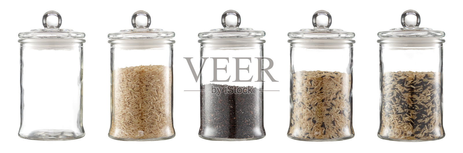 一套不同类型的大米在一个玻璃容器。孤立在白色背景上。照片摄影图片