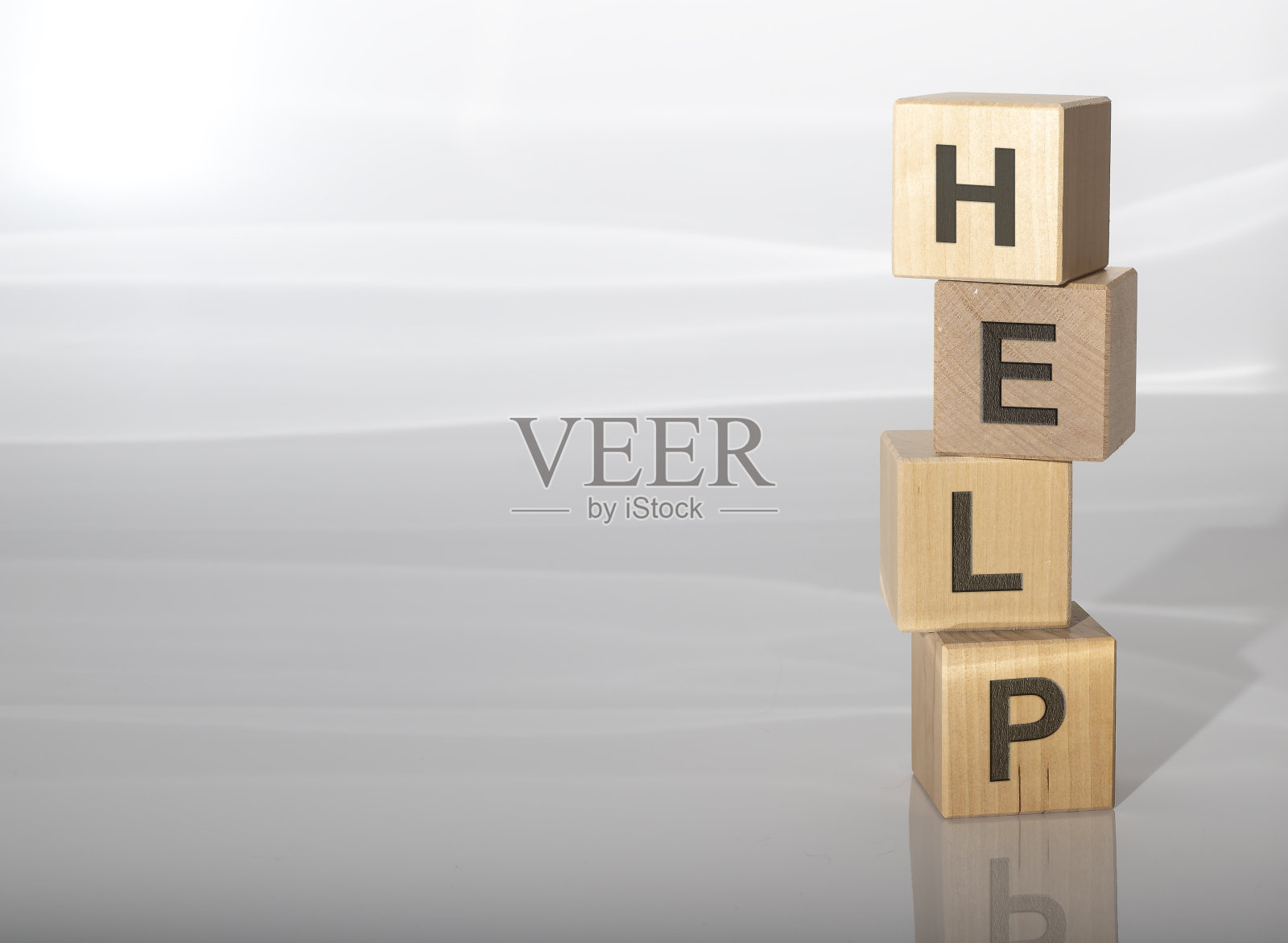 在灰色光泽的背景上的木制立方体上的赫伯铭文照片摄影图片