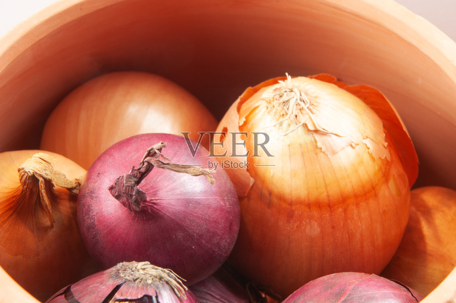 白洋葱和红洋葱储存在一个锅照片摄影图片