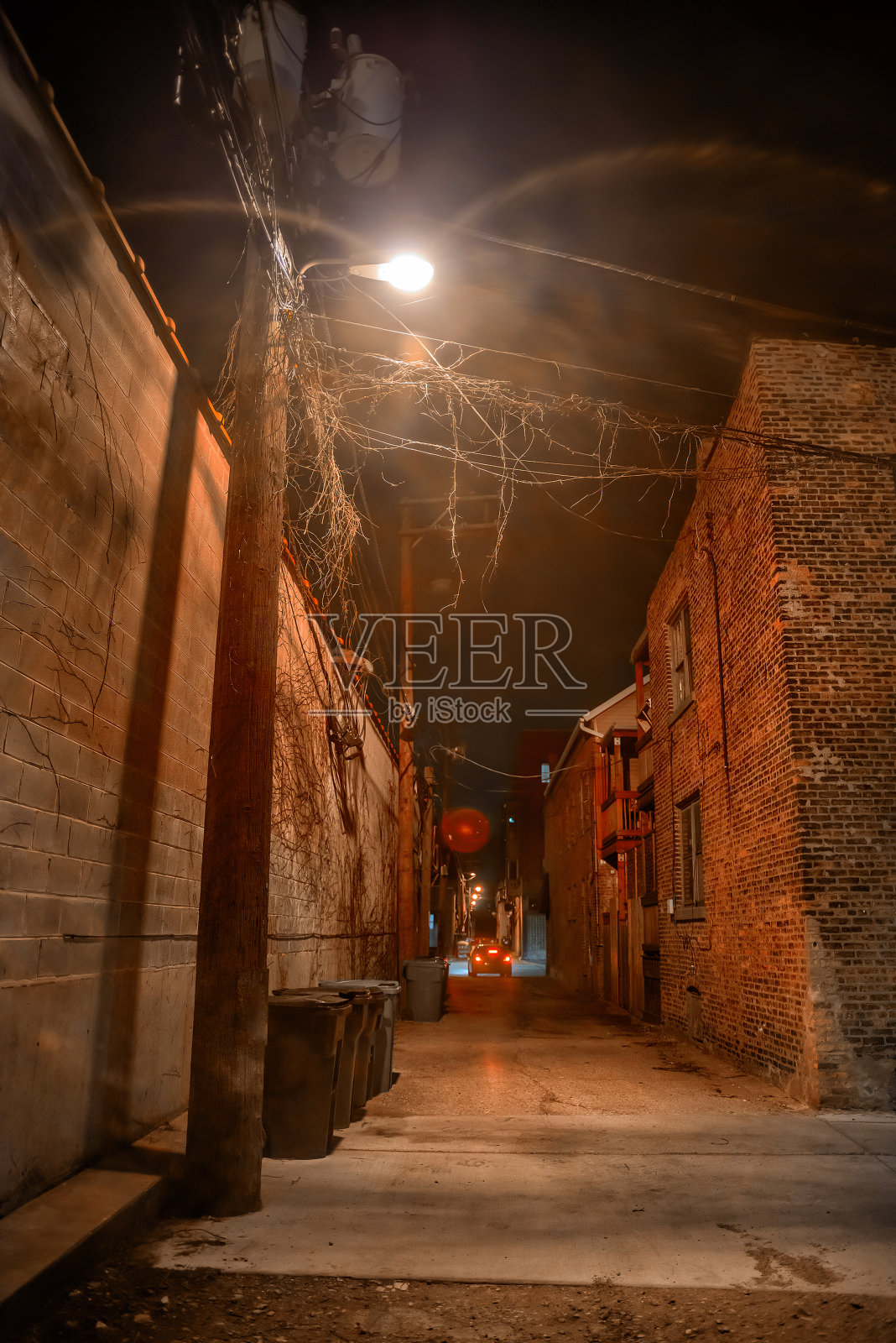 夜晚黑暗而诡异的城市小巷照片摄影图片