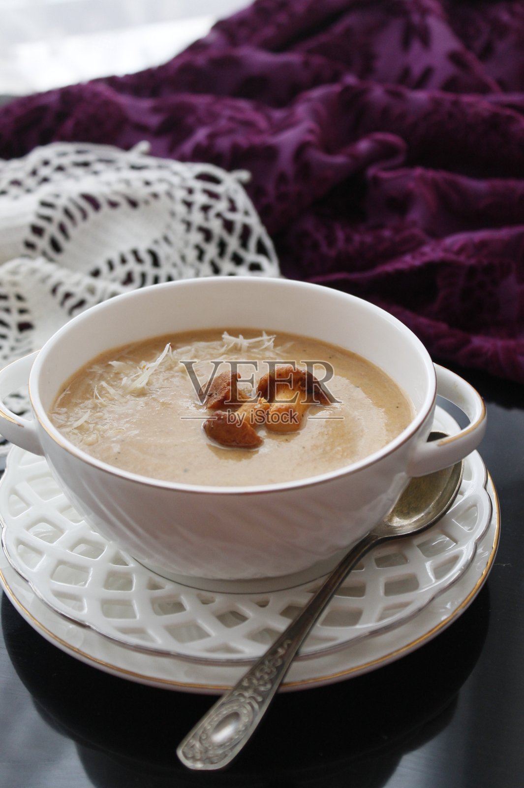 鸡油菌奶油,蘑菇汤照片摄影图片