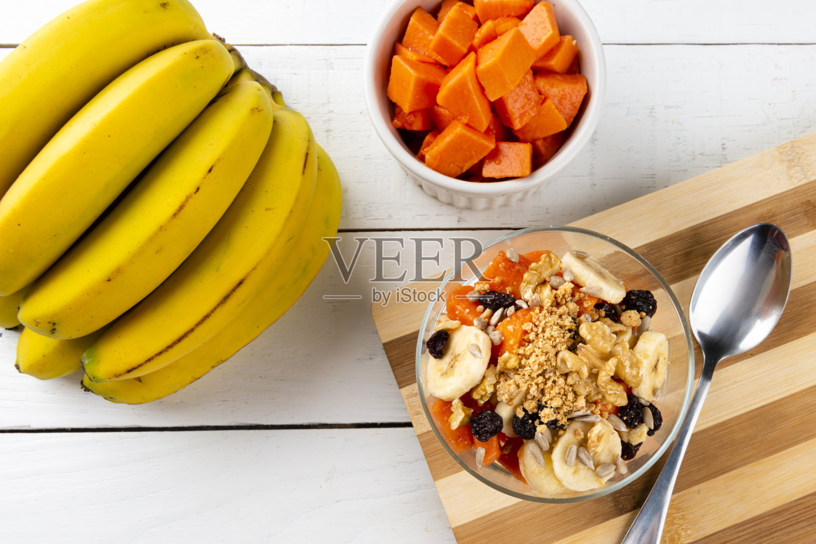 盛水果的玻璃碗。天然食品的概念。俯视图照片摄影图片