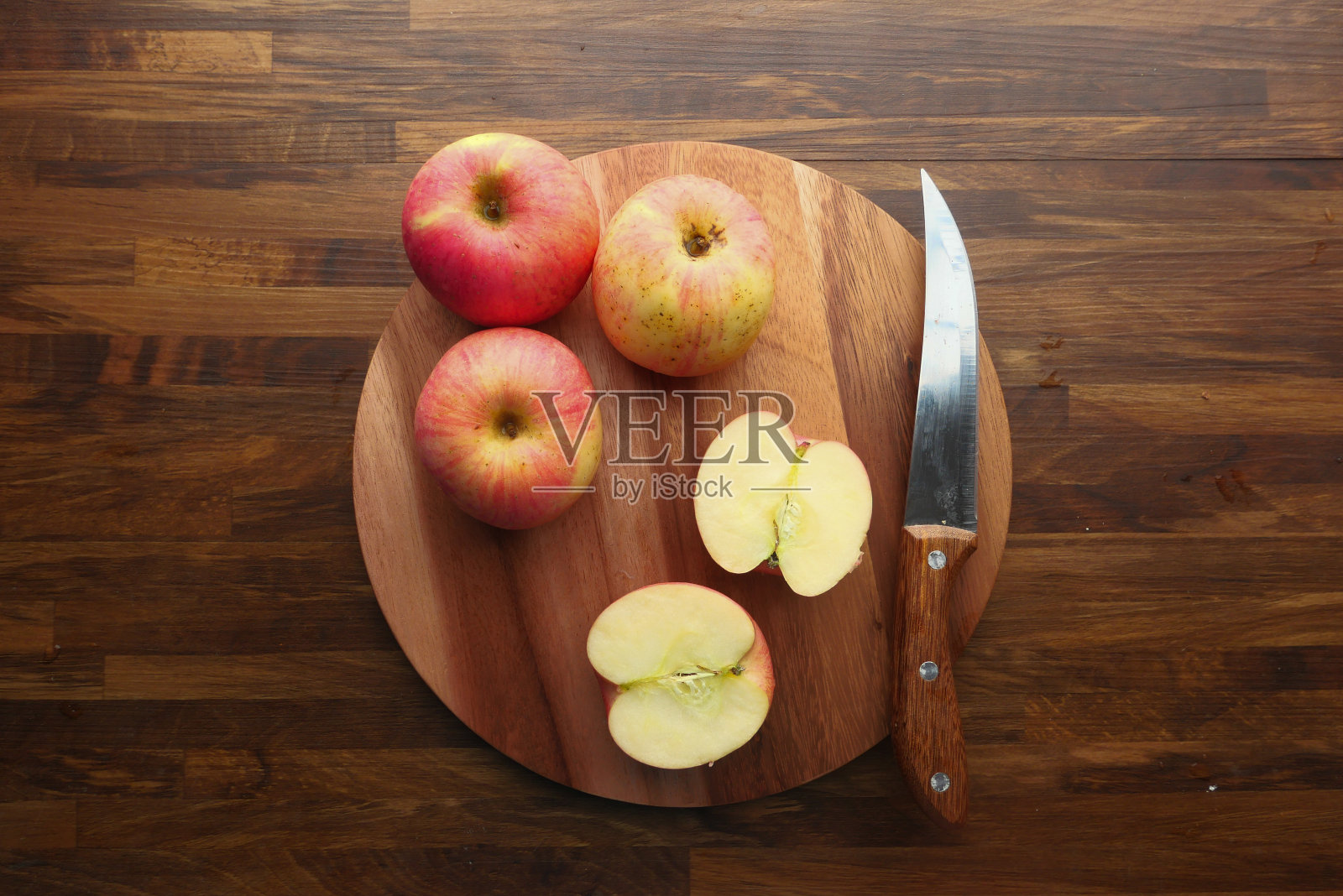 高角度的苹果在一个碗切板照片摄影图片