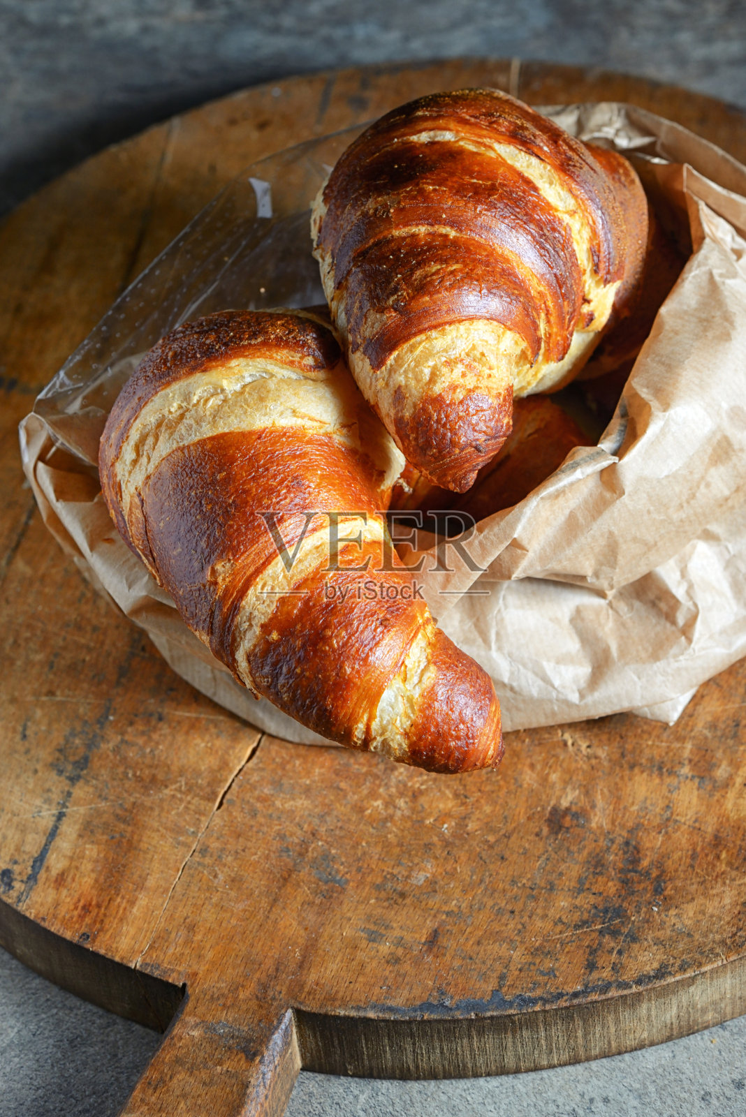 木桌上的新鲜牛角面包照片摄影图片