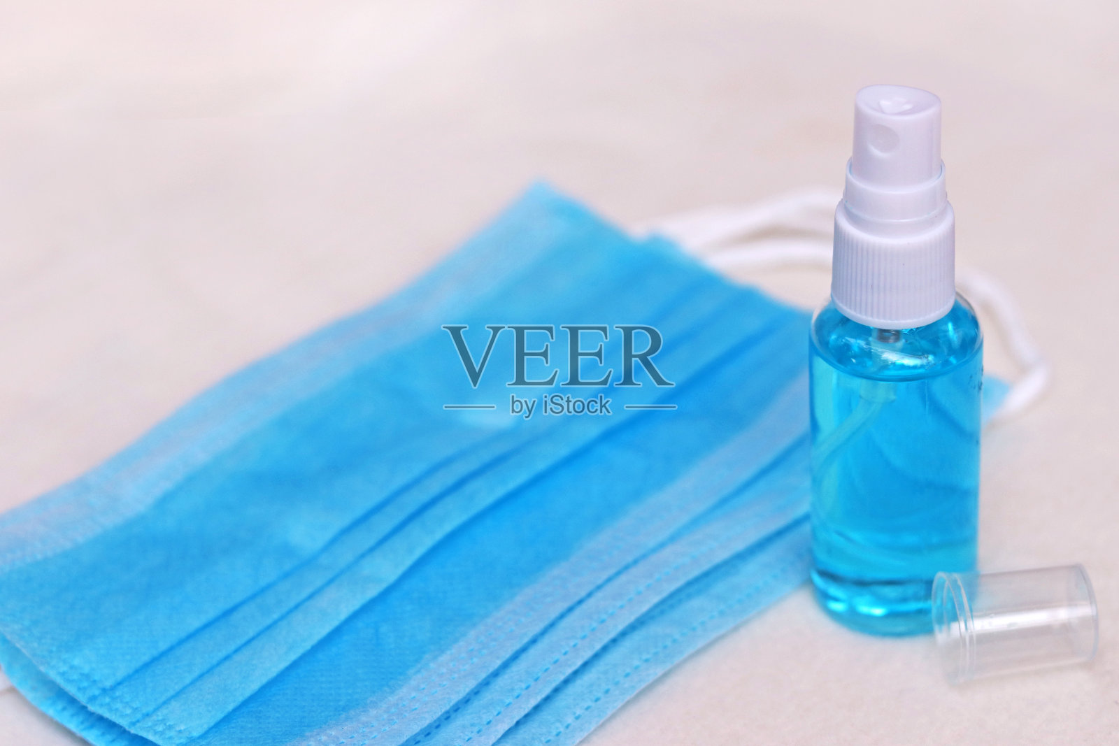 酒精基洗手液凝胶,医用口罩,白色背景。照片摄影图片