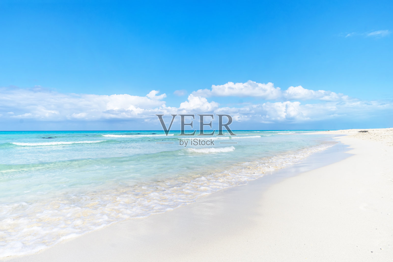 美丽的古巴巴拉德罗海滩上有帆船,白色的沙子和水晶绿松石般的水照片摄影图片