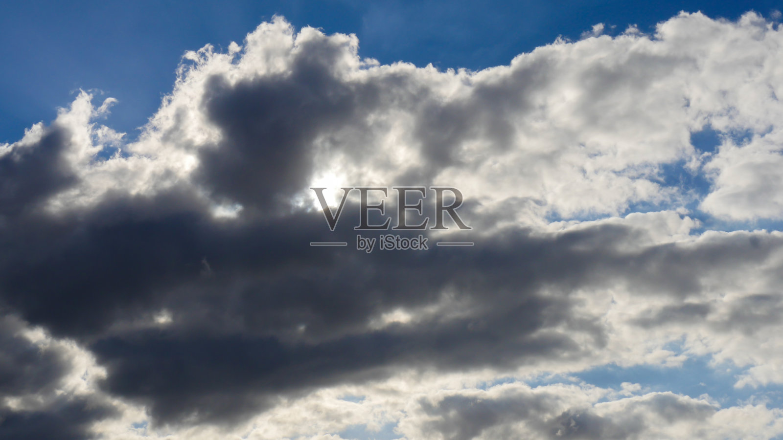 黑暗的天空,乌云密布。照片摄影图片