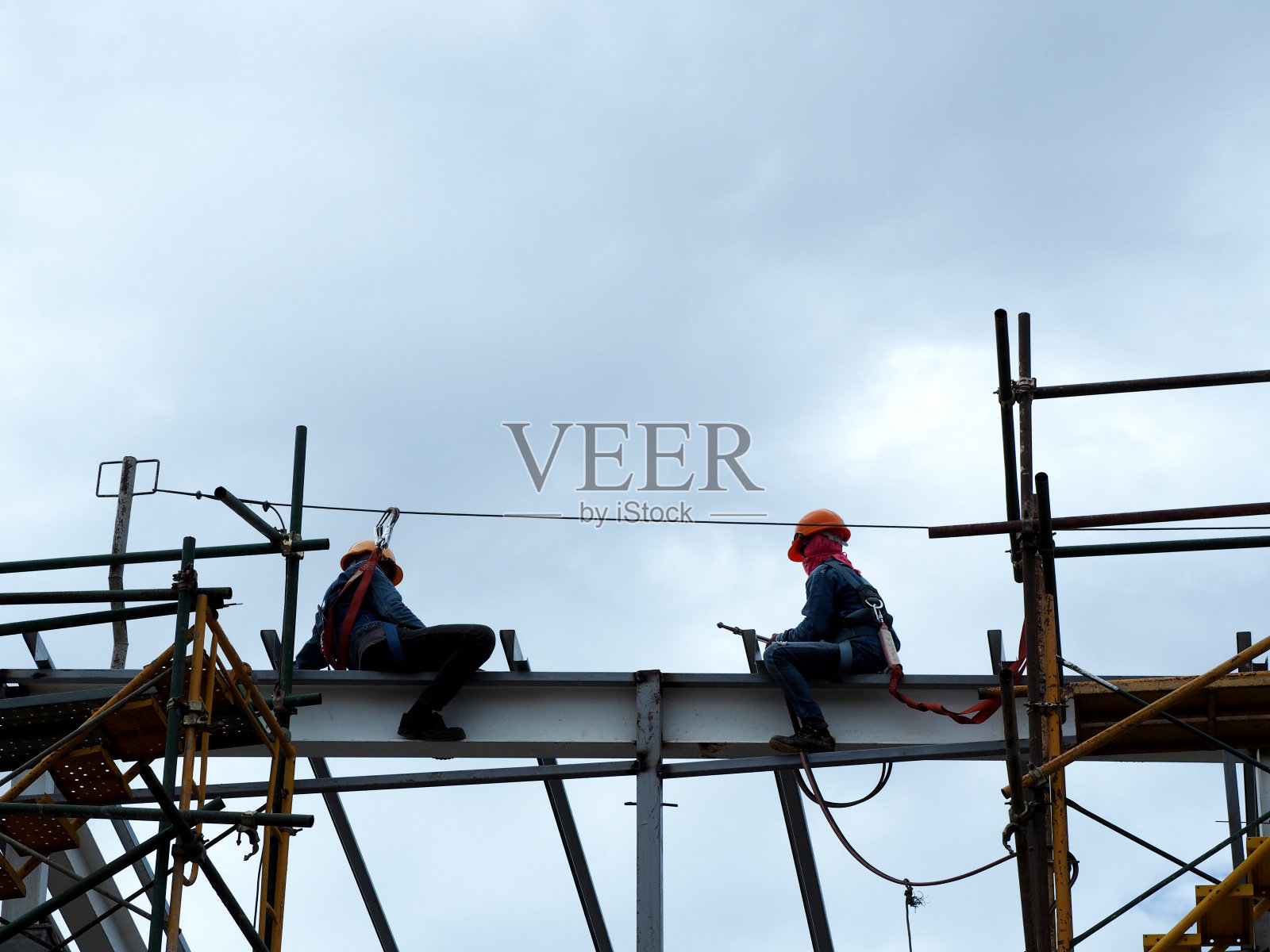 在蓝天下的建筑工地高空作业照片摄影图片