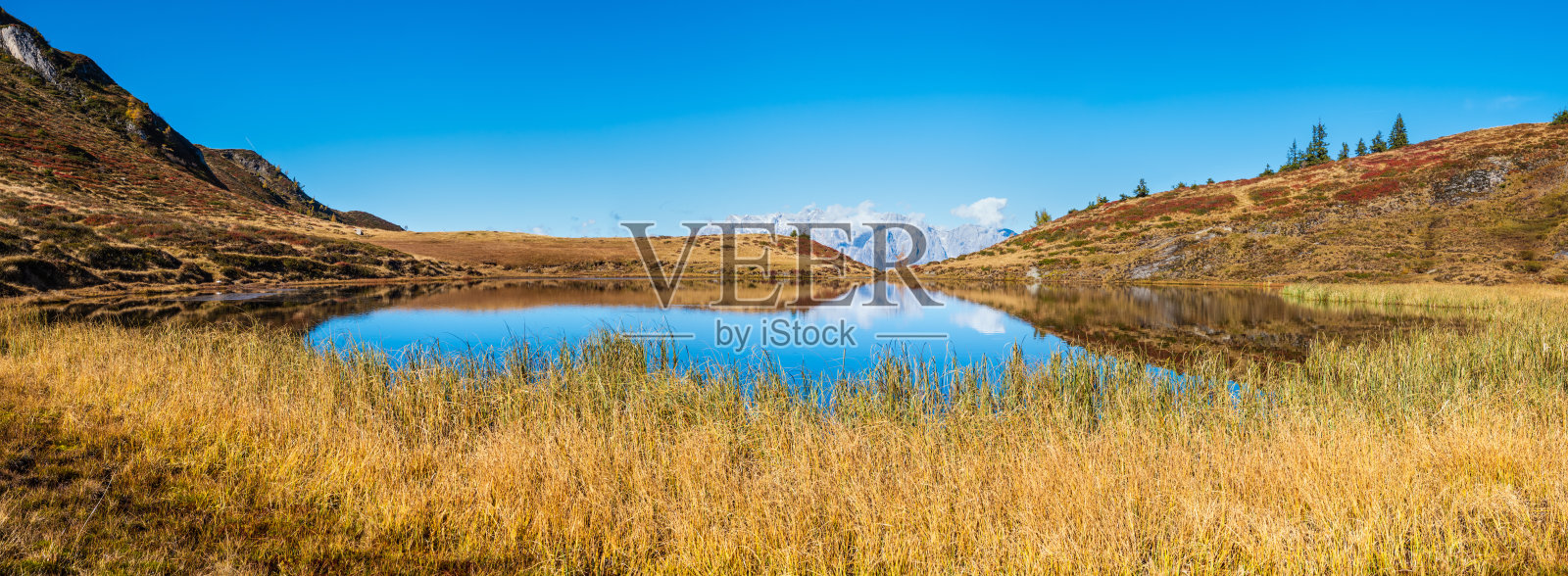 秋季高山Kleiner Paarsee或Paarsee湖,萨尔斯堡,奥地利。阿尔卑斯霍奇科尼格山群远眺落基山脉。照片摄影图片