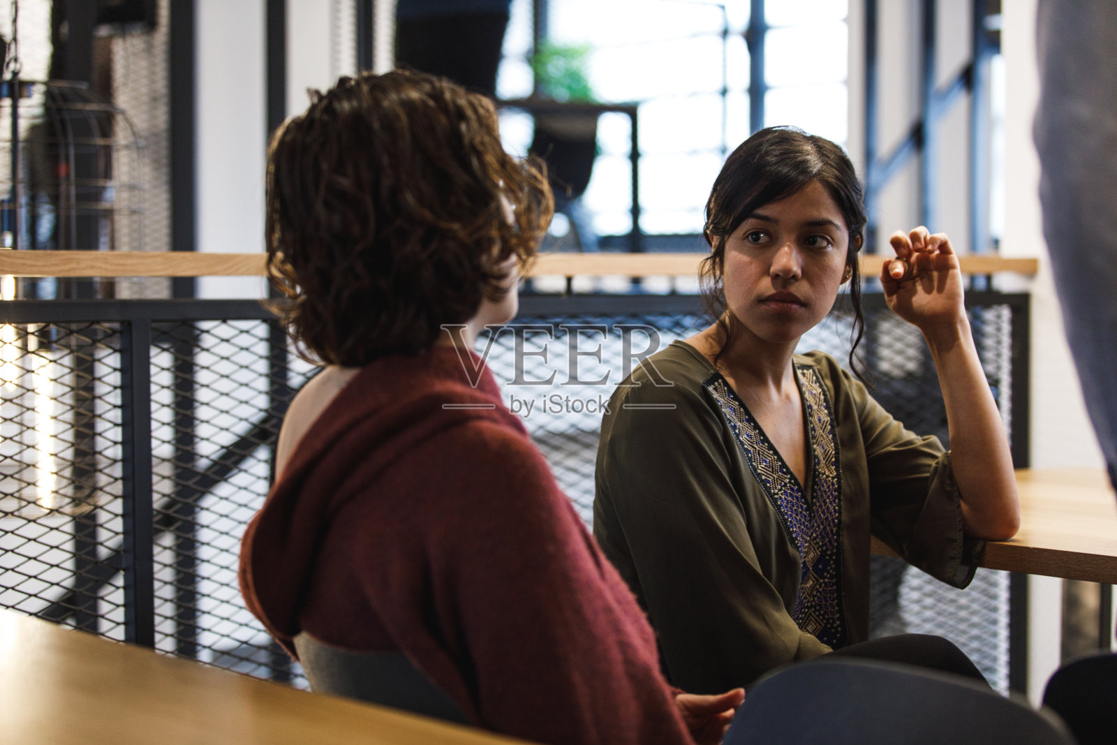 在咖啡休息时间注意你同事的建议照片摄影图片