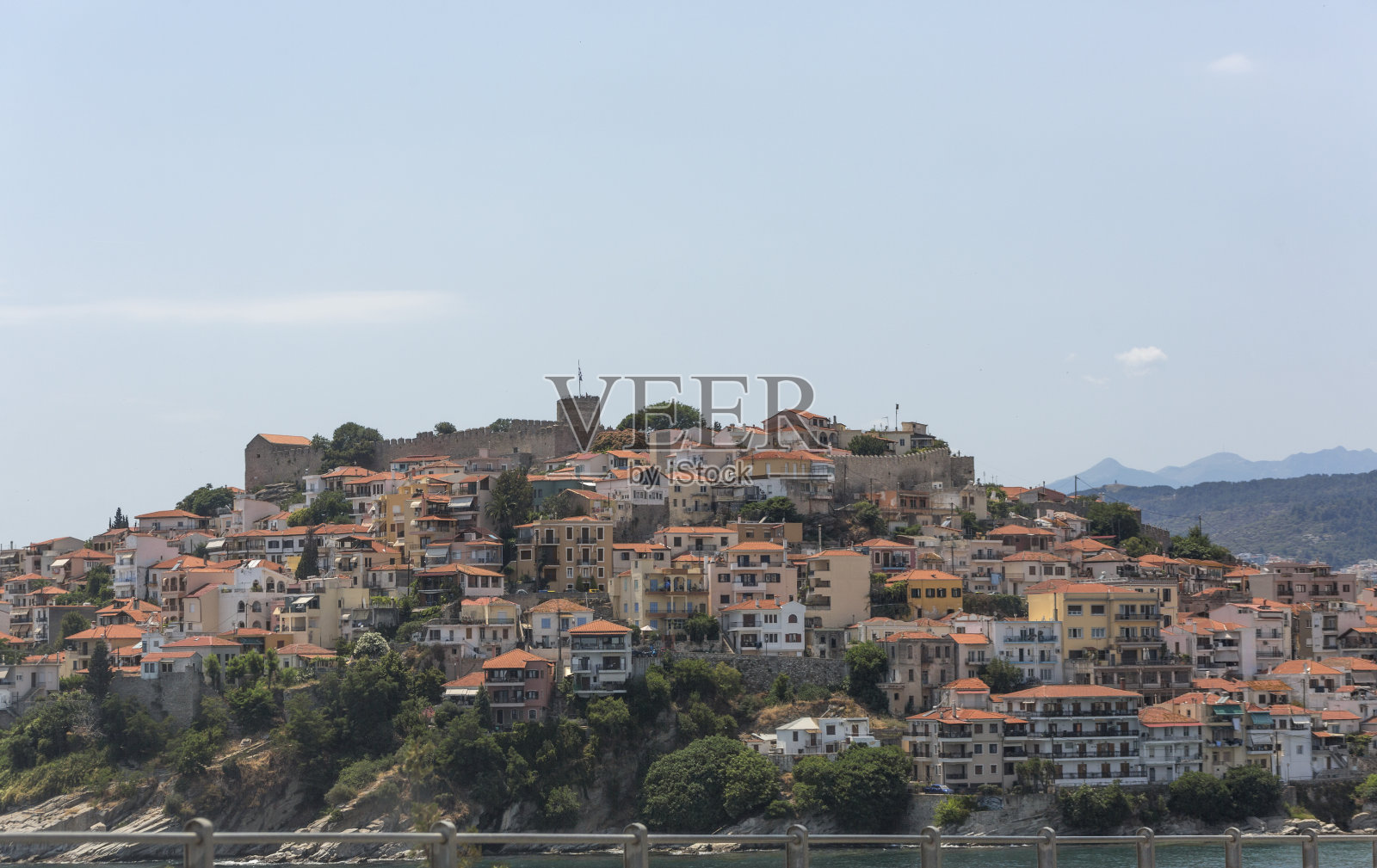 希腊卡瓦拉拥挤的公寓,历史悠久的城市景观照片摄影图片