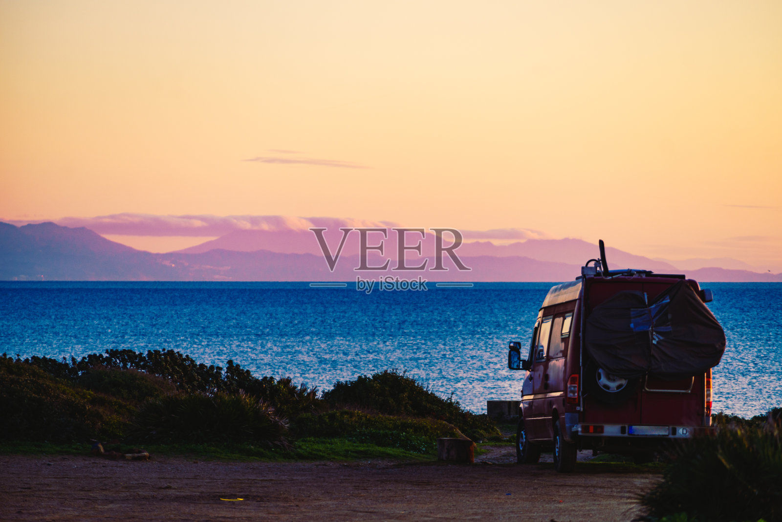 Campervan海滩,Punta Mala, Alcaidesa西班牙照片摄影图片