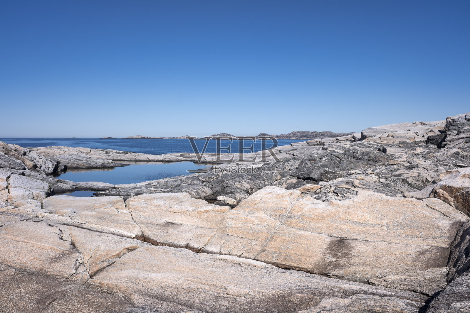 挪威西部卑尔根市附近的岩石海滩照片摄影图片