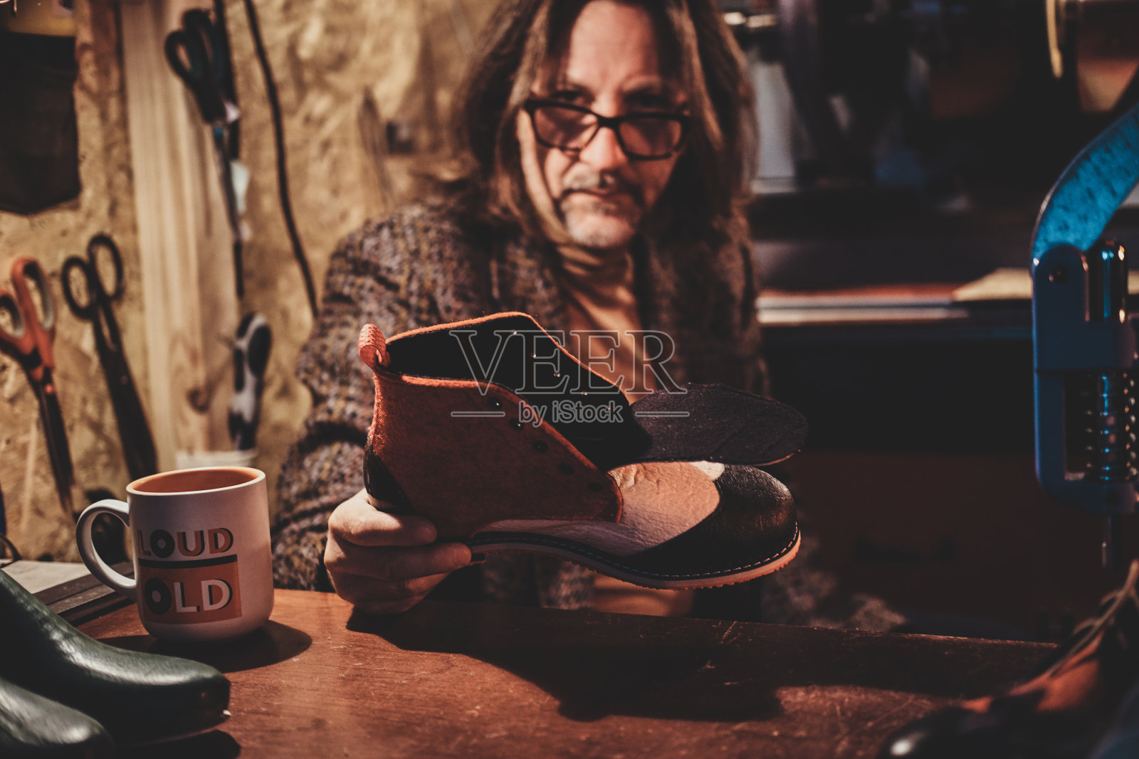 靴子制造商正在他的车间工作照片摄影图片