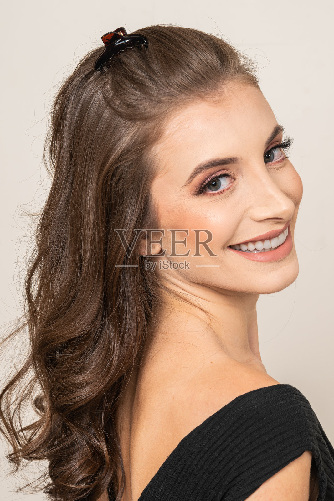 戴发夹的女人照片摄影图片