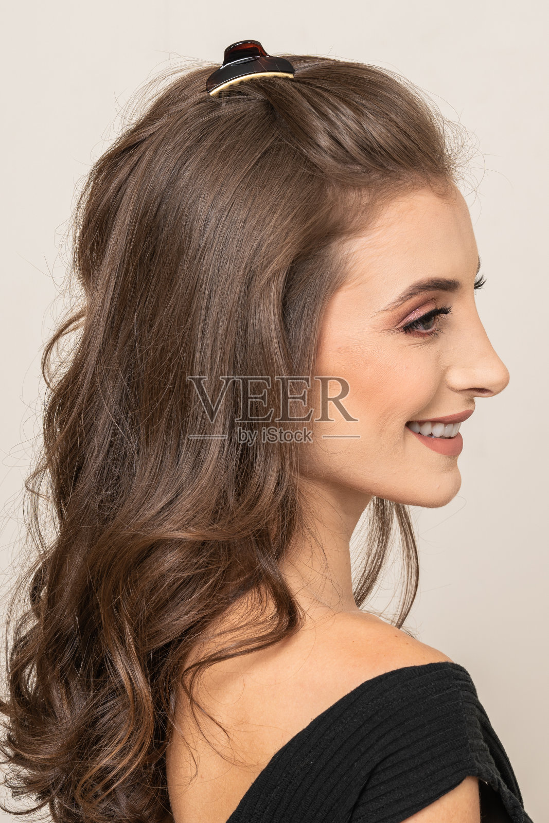 戴发夹的女人照片摄影图片