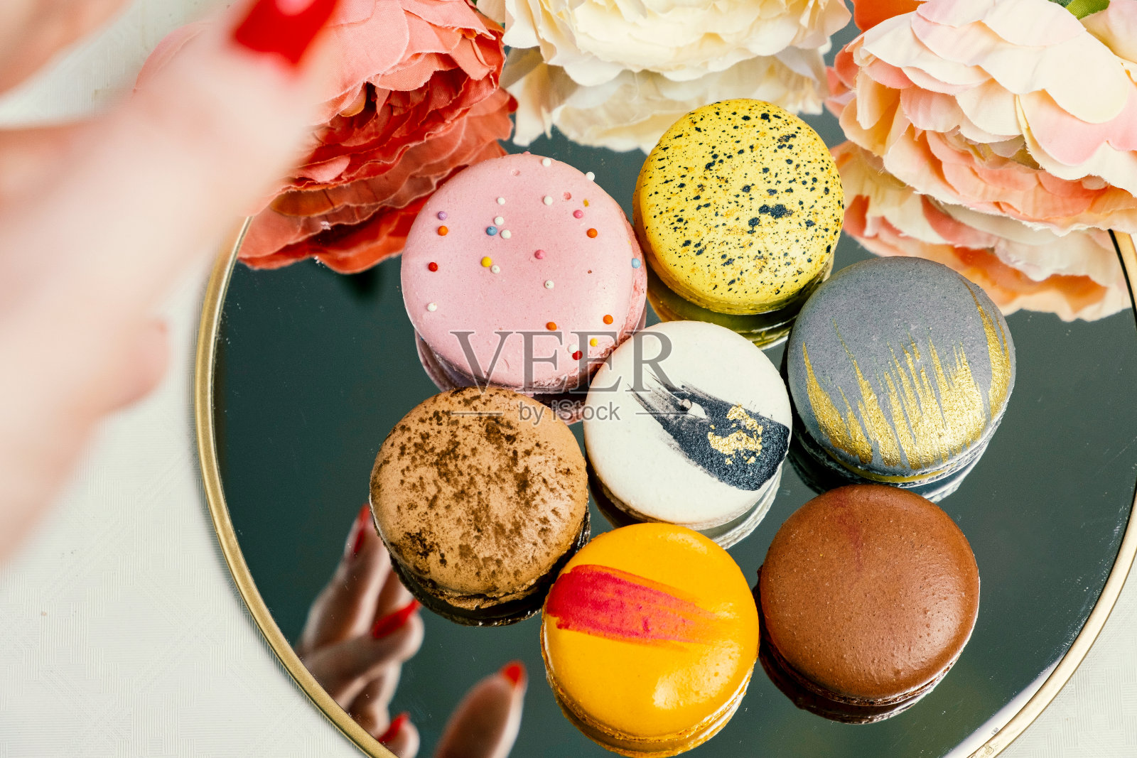 镜中女子的手伸向甜美的杏仁饼干照片摄影图片