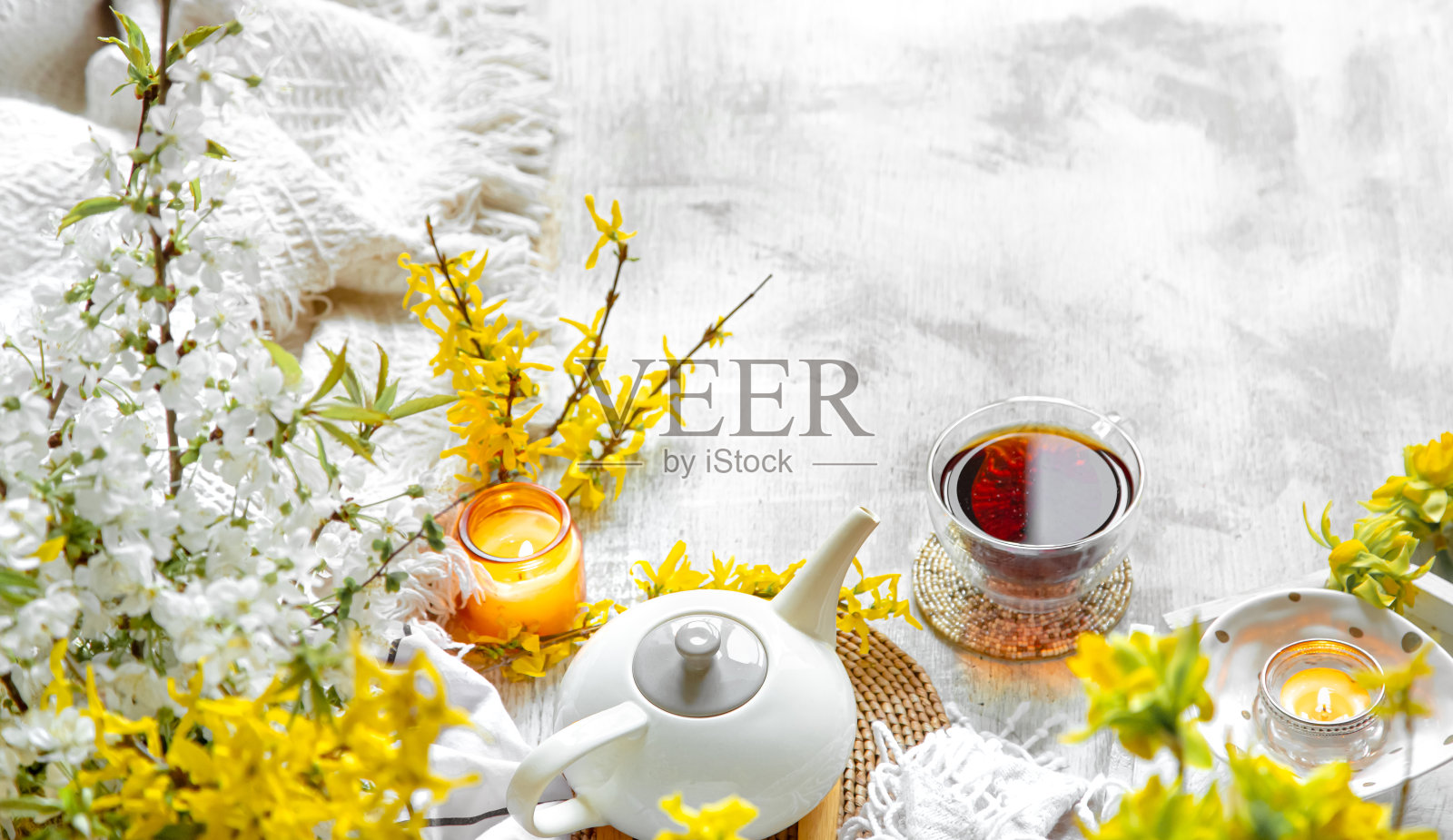 春天的静物与一杯茶和鲜花。照片摄影图片