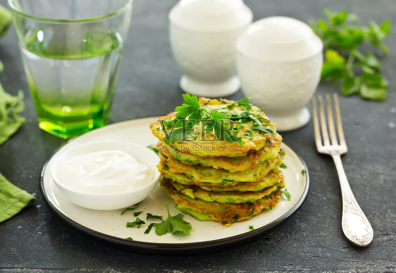 西葫芦、青菜和荷包蛋。健康的早餐。有选择性的重点照片摄影图片