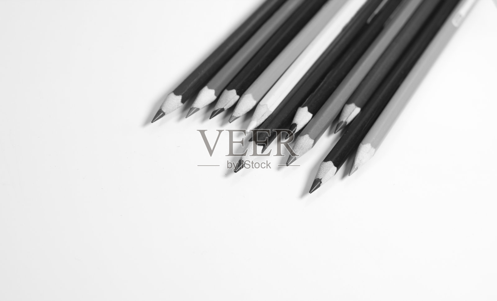 彩色铅笔孤立在白色背景近处剪切路径。美丽的彩色铅笔。彩色铅笔用于绘制彩虹色铅笔,用作背景色。照片摄影图片