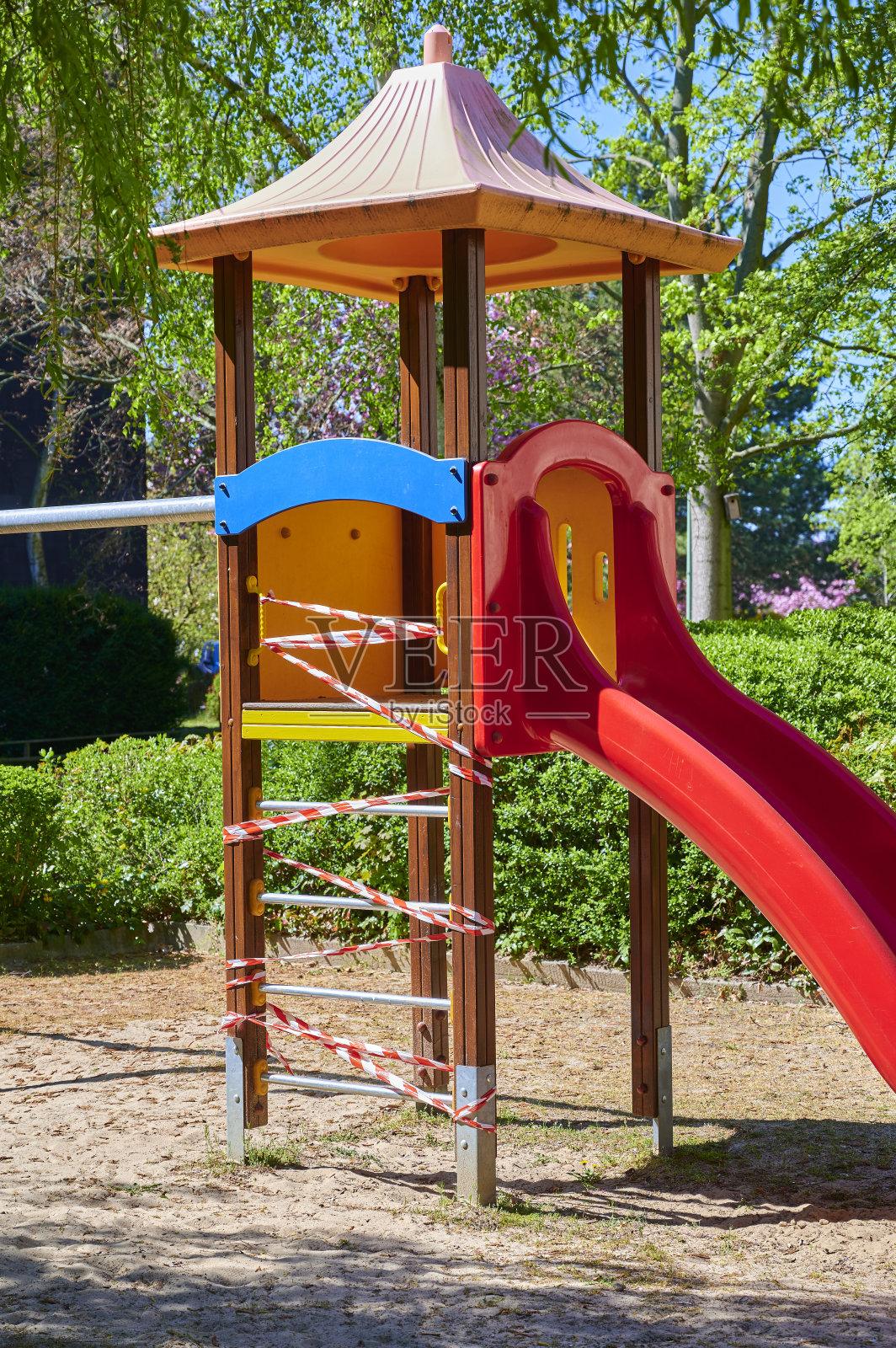 德国柏林的儿童游乐场因Covid-19病毒而关闭。照片摄影图片