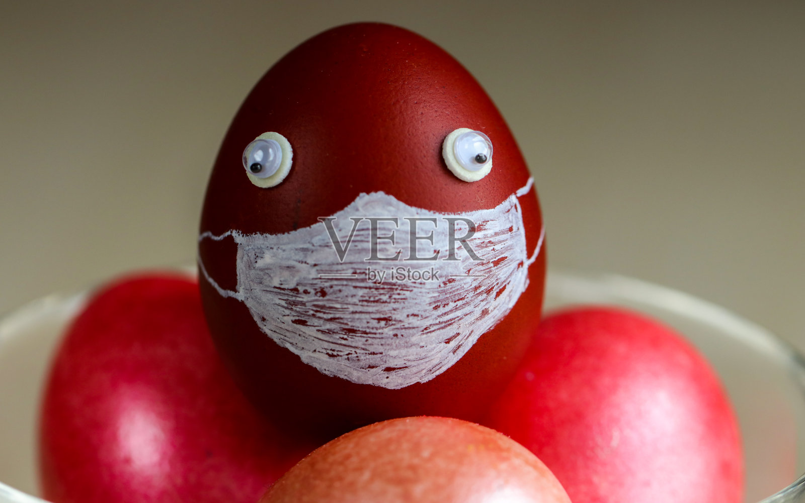 煮过的彩色鸡蛋,放在医用口罩里。解决冠状病毒疫情的理念。照片摄影图片