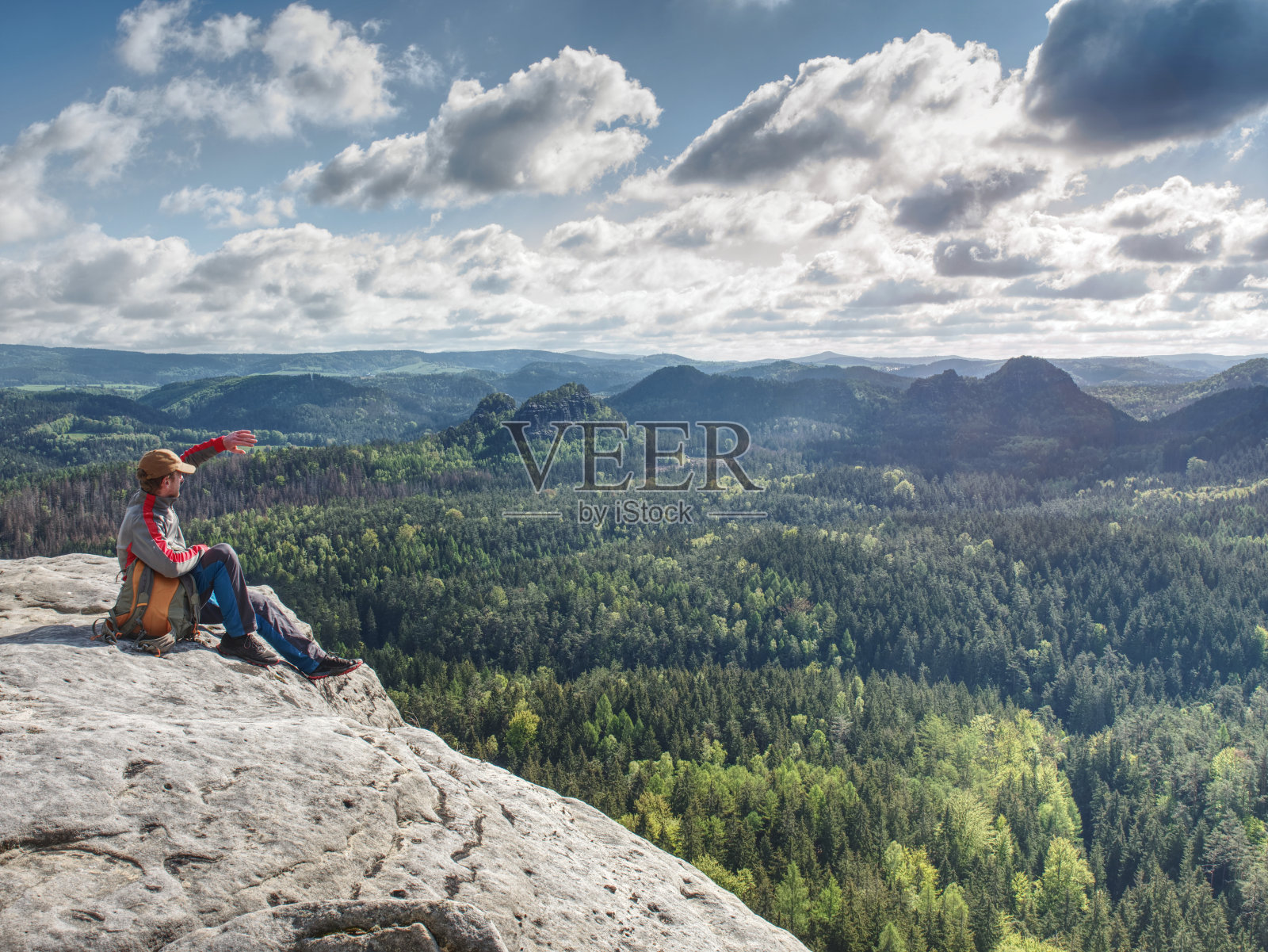 一名男性徒步旅行者在山谷上方沉思照片摄影图片