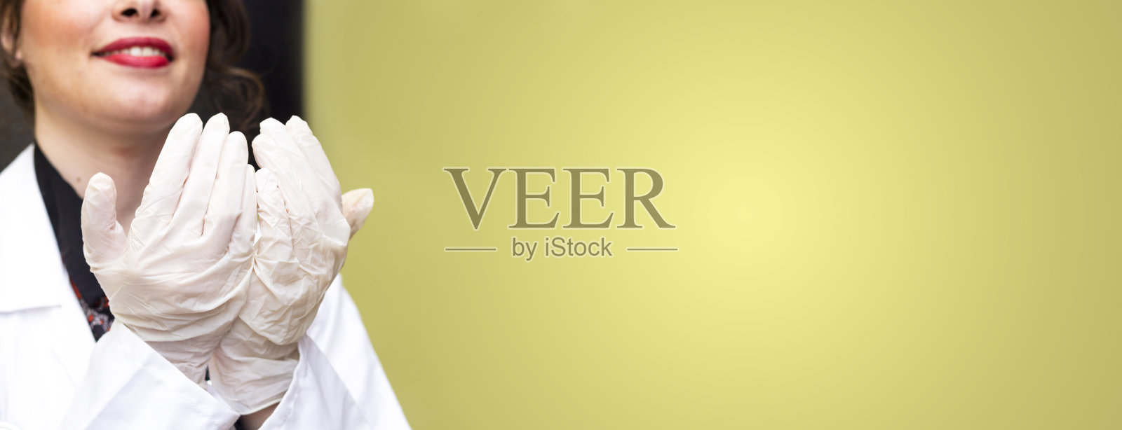 穆斯林女医生微笑着在医院祈祷照片摄影图片