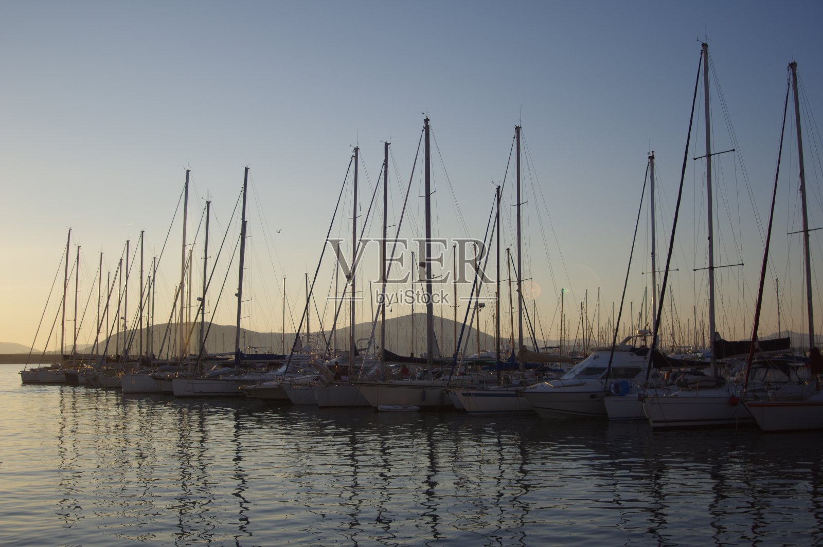 游艇和快艇停泊在港口。游艇停泊在港口。海洋海岸码头。高阶级的生活方式。游艇。海洋运输。的旅程。游艇运动。码头上有昂贵的游艇。照片摄影图片