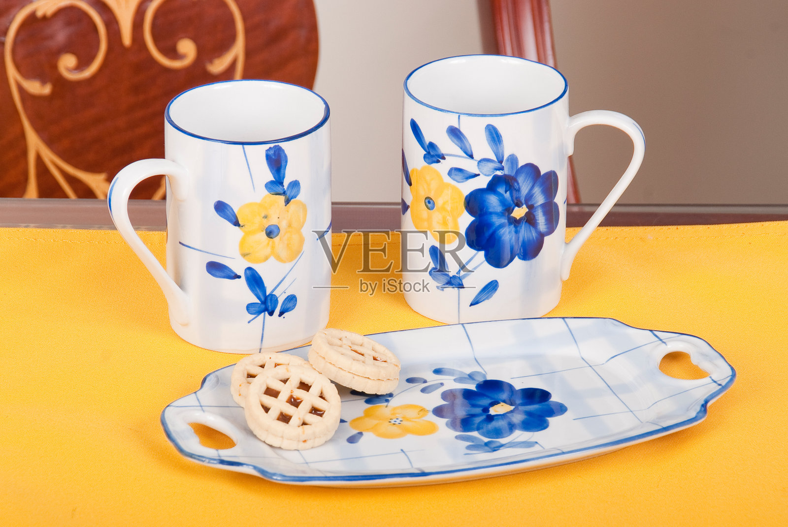 两个杯子和一个陶瓷托盘。照片摄影图片