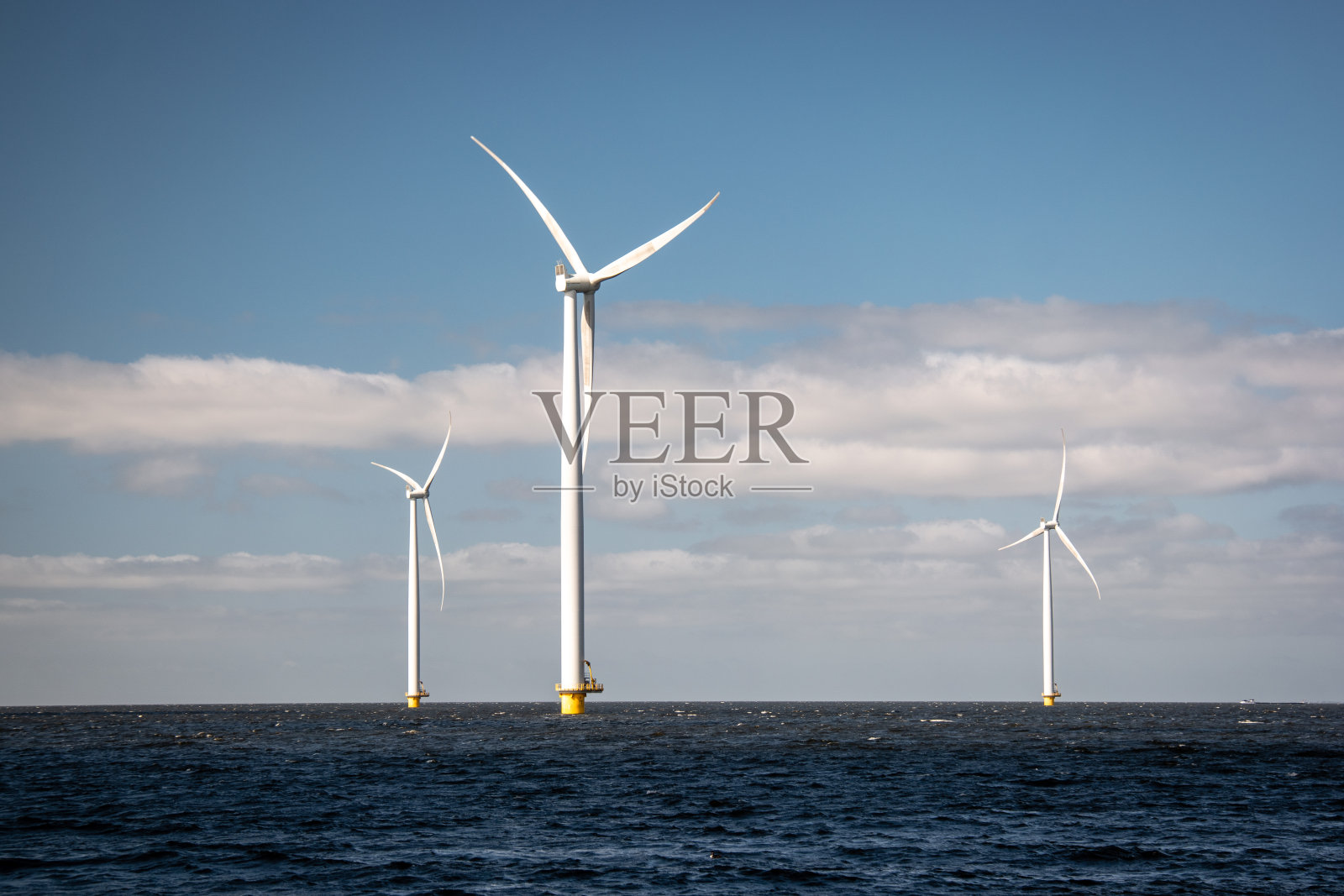 海上风车农场在海洋Westermeerwind公园,风车孤立在海上在一个美丽明媚的日子荷兰弗莱弗兰Noordoostpolder照片摄影图片