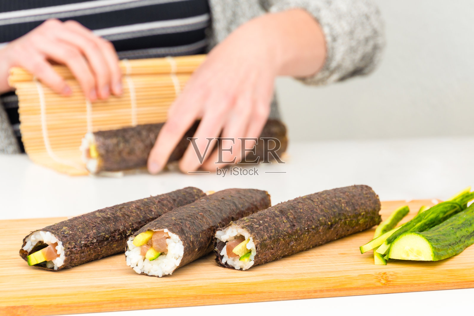 寿司卷日本料理手工制作照片摄影图片