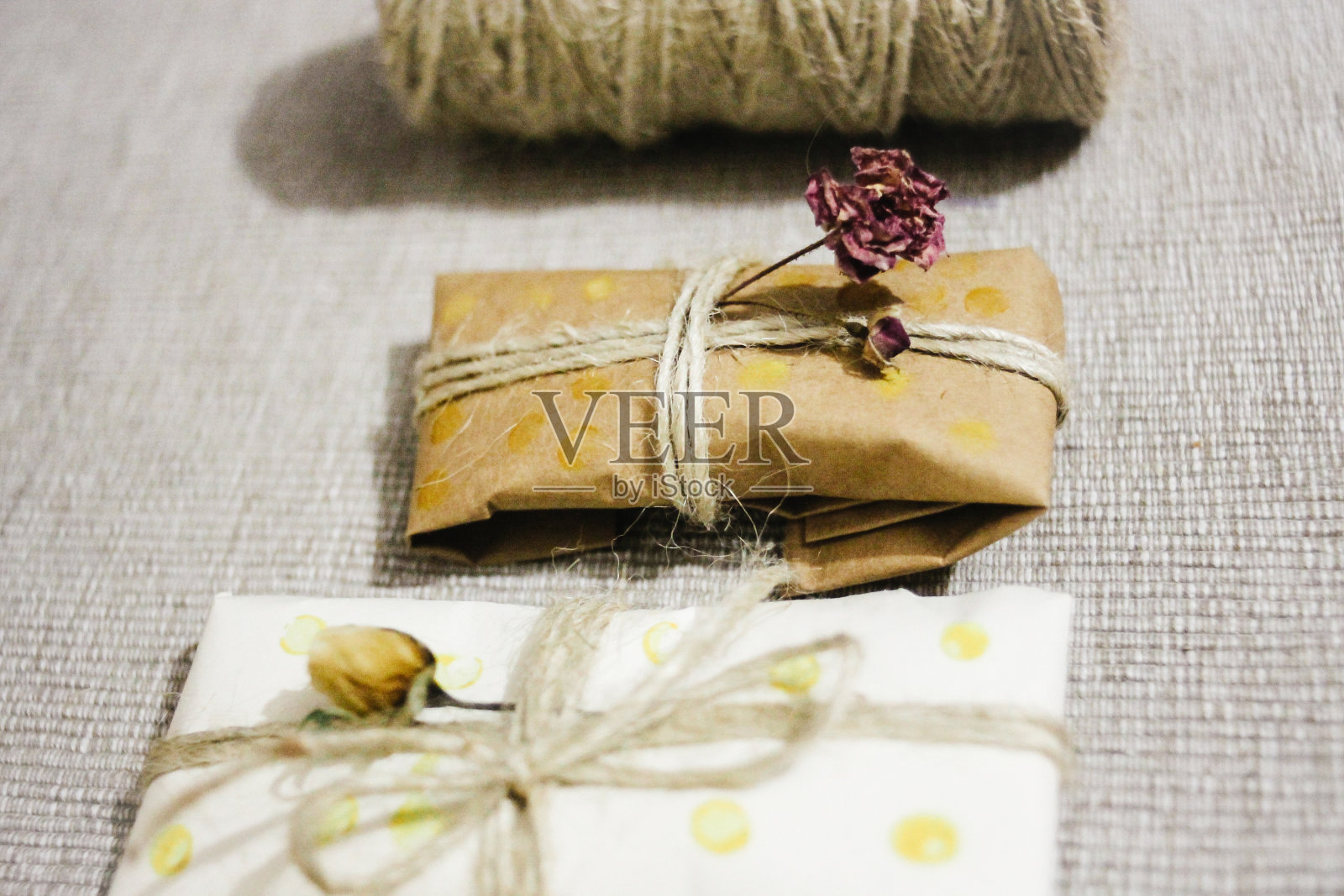 简单环保包装的牛皮纸礼品包装,质朴的礼品照片摄影图片