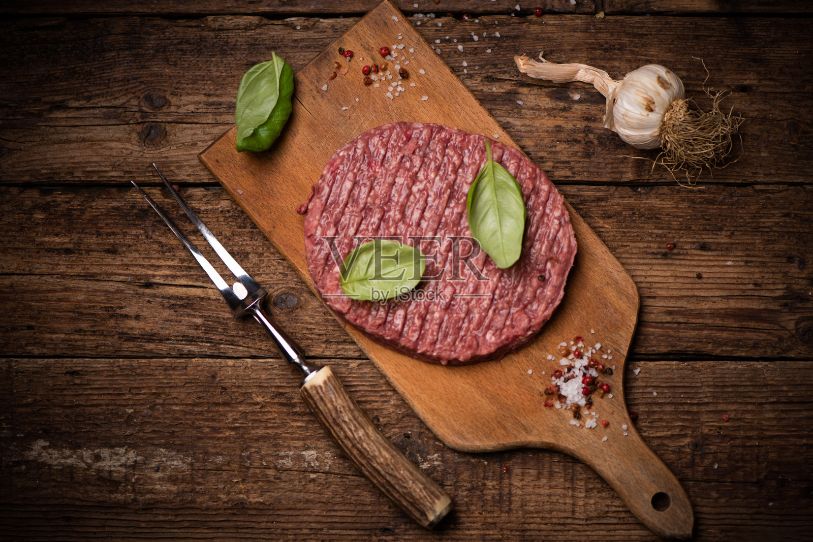 生碎牛肉汉堡牛排照片摄影图片