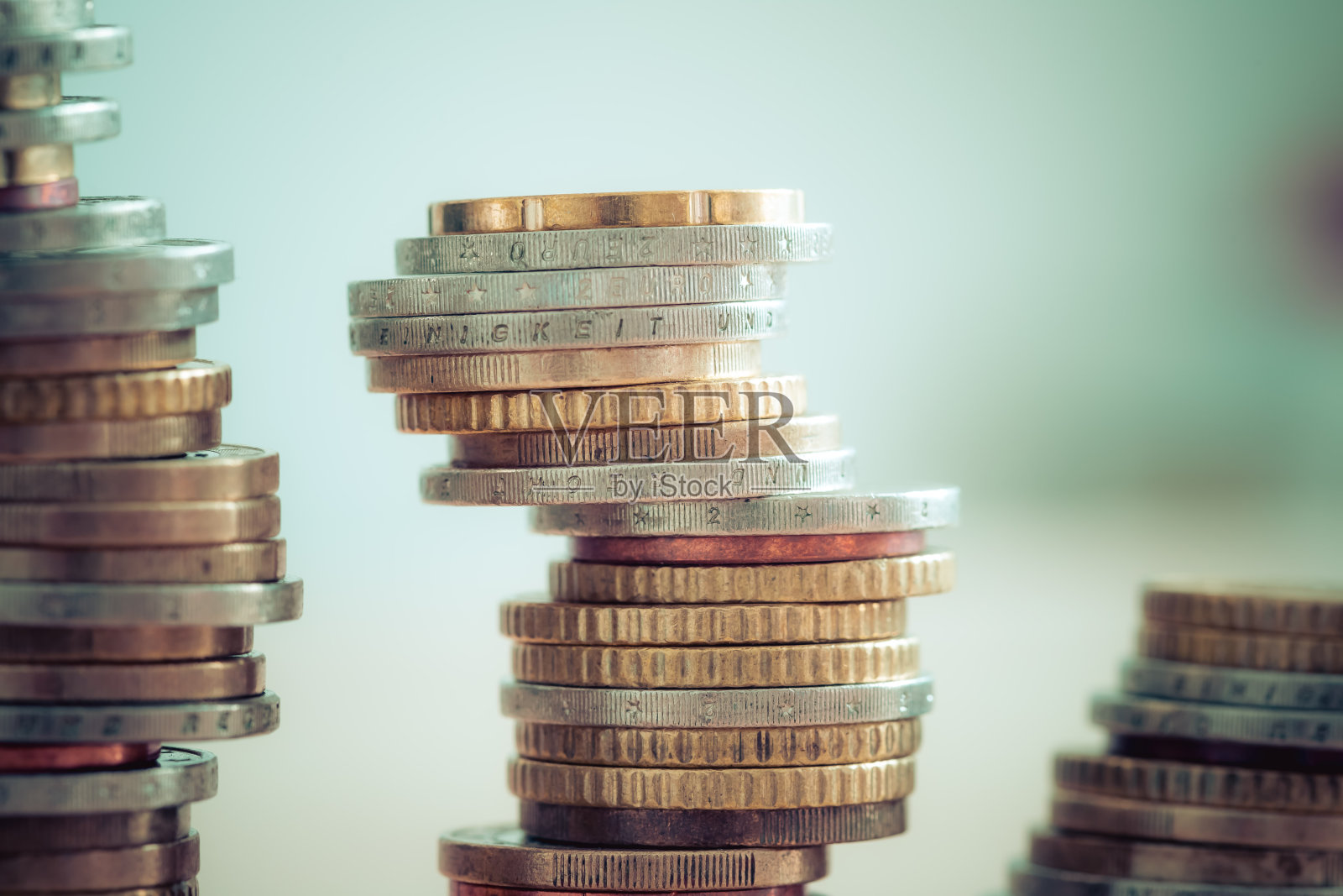 市场危机与脆弱的市场观念:相互交织的硬币。照片摄影图片