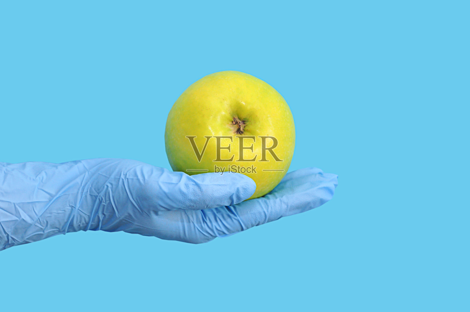 在冠状病毒感染期间,人们在商店或市场购买时使用手套照片摄影图片