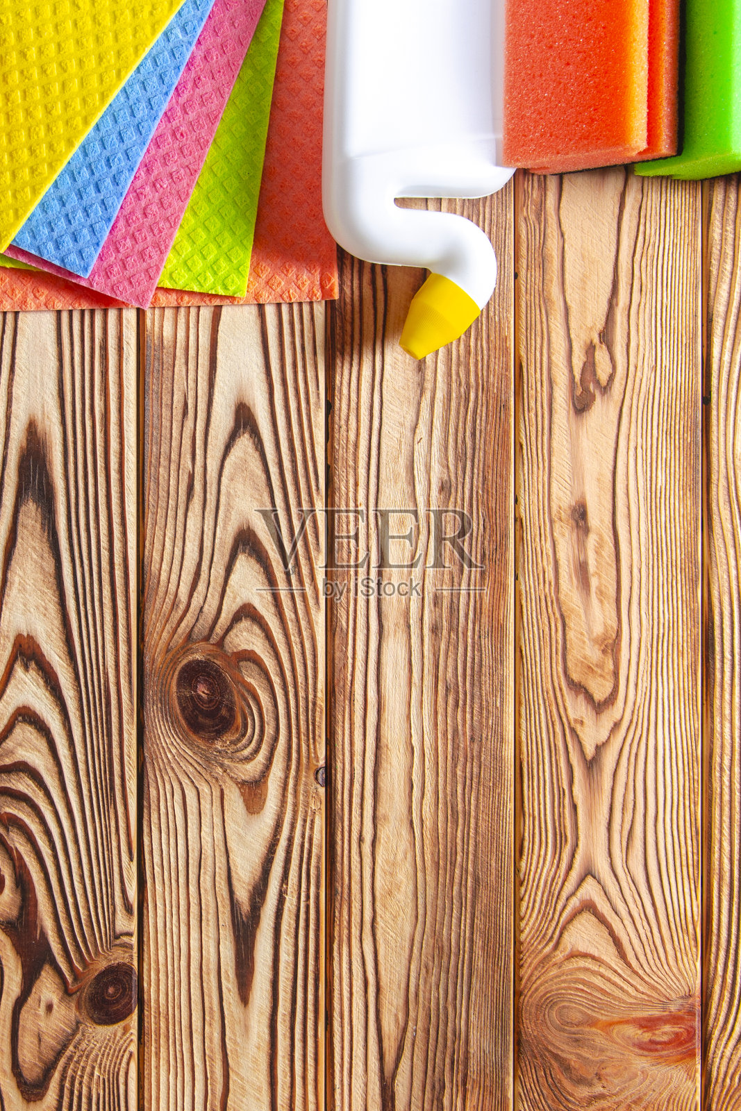 厨房、浴室和其他房间不同表面的彩色清洁装置。清洁服务理念照片摄影图片