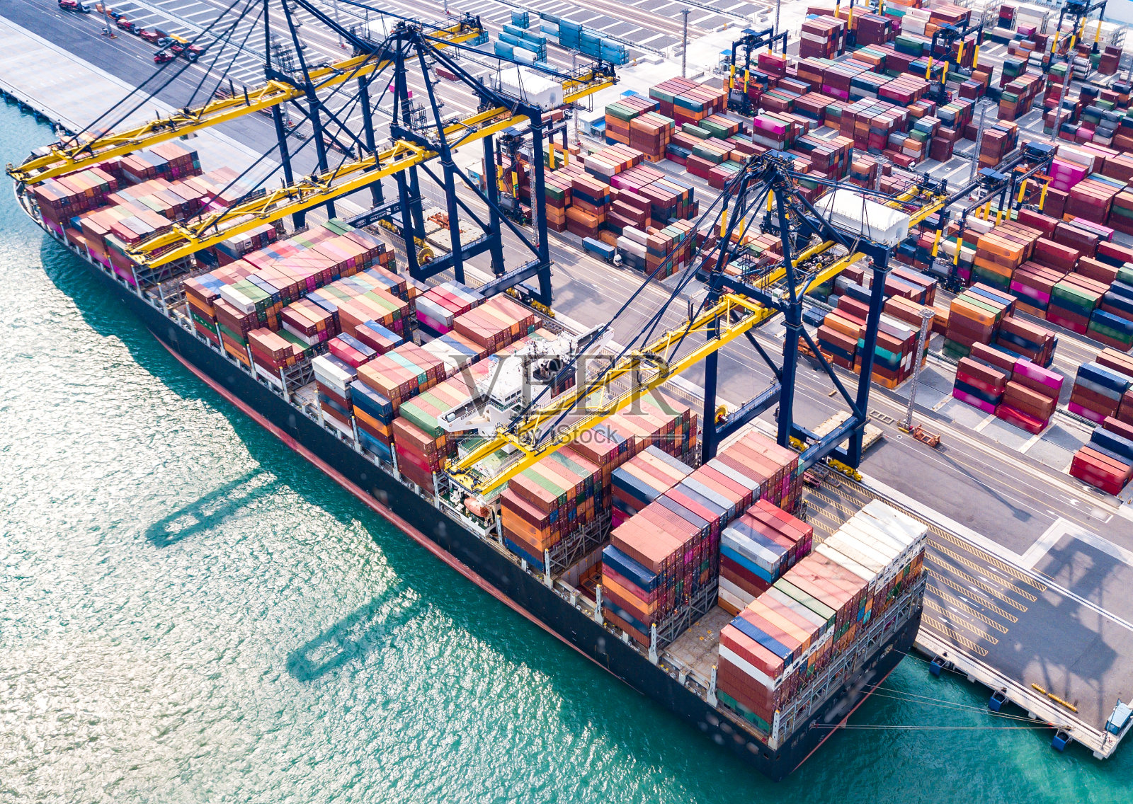 货物装载港口和集装箱船。进出口物流和出口产品照片摄影图片