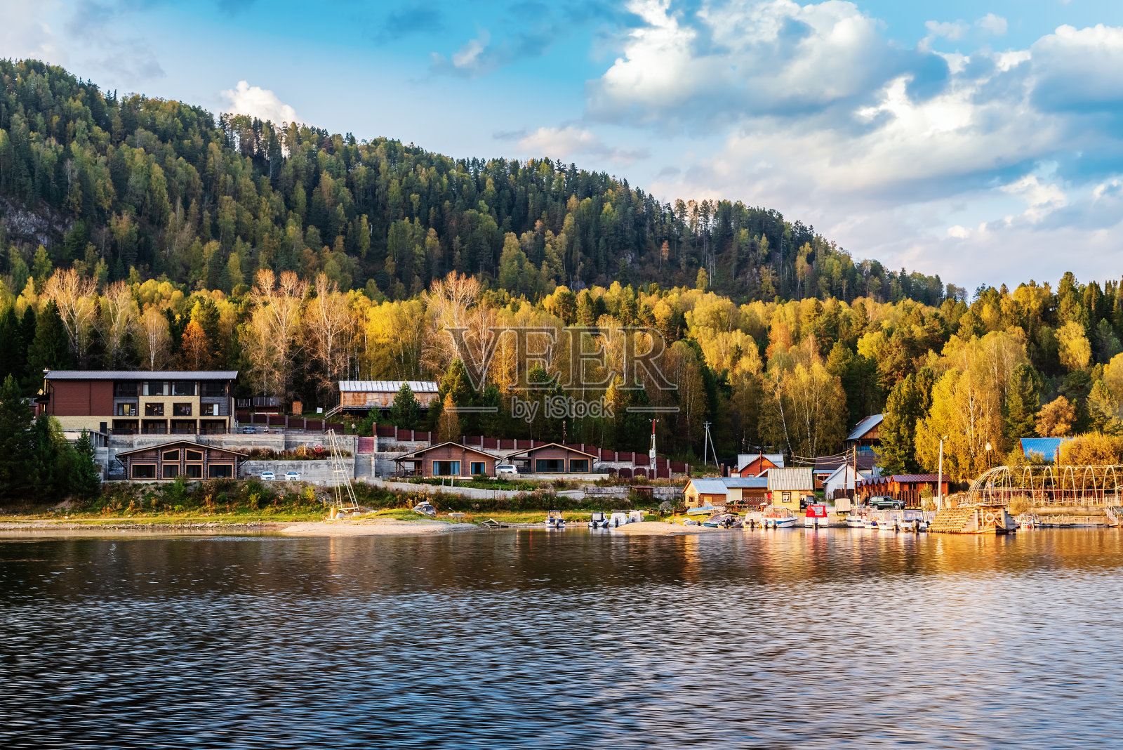 营地附近有游船的码头照片摄影图片