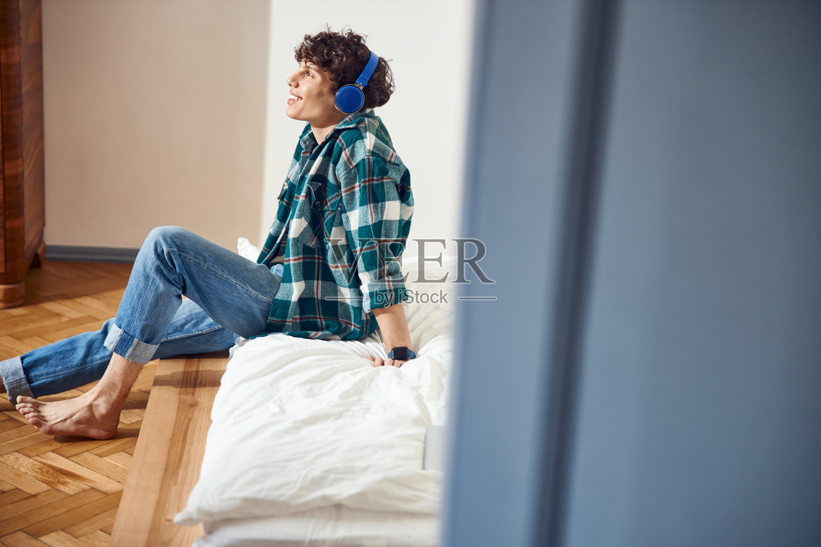 一个在家里听音乐的快乐年轻人照片摄影图片