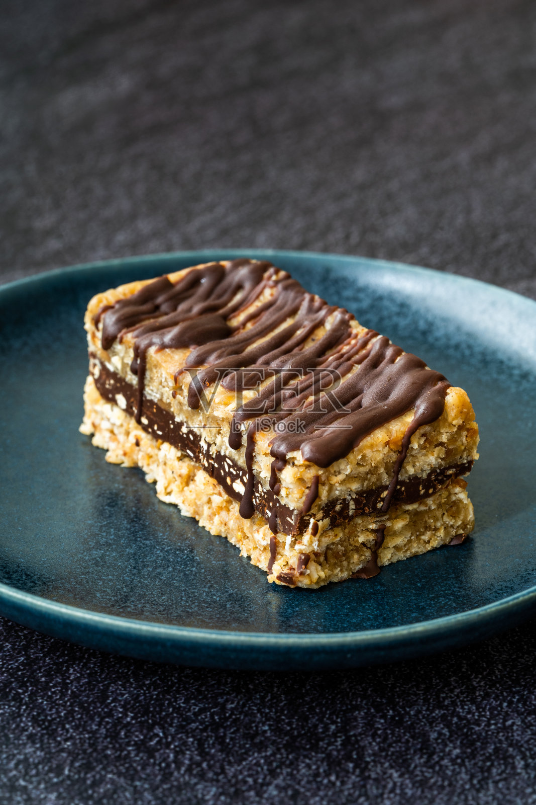 生素食和无糖燕麦蛋糕片,花生酱和苦巧克力/自制无麸质旧石器零食。照片摄影图片