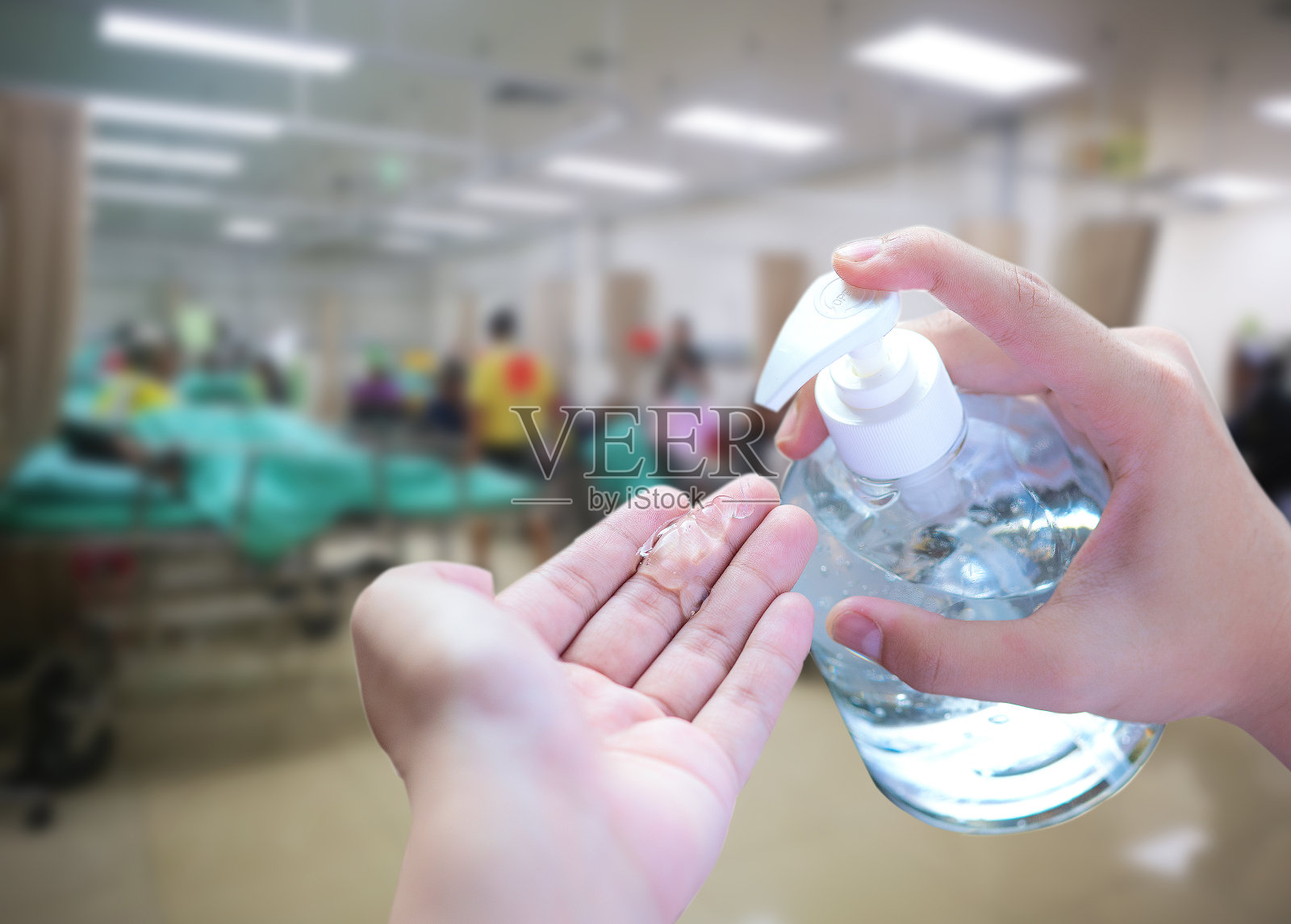 护士或医生在医院手术前洗手照片摄影图片