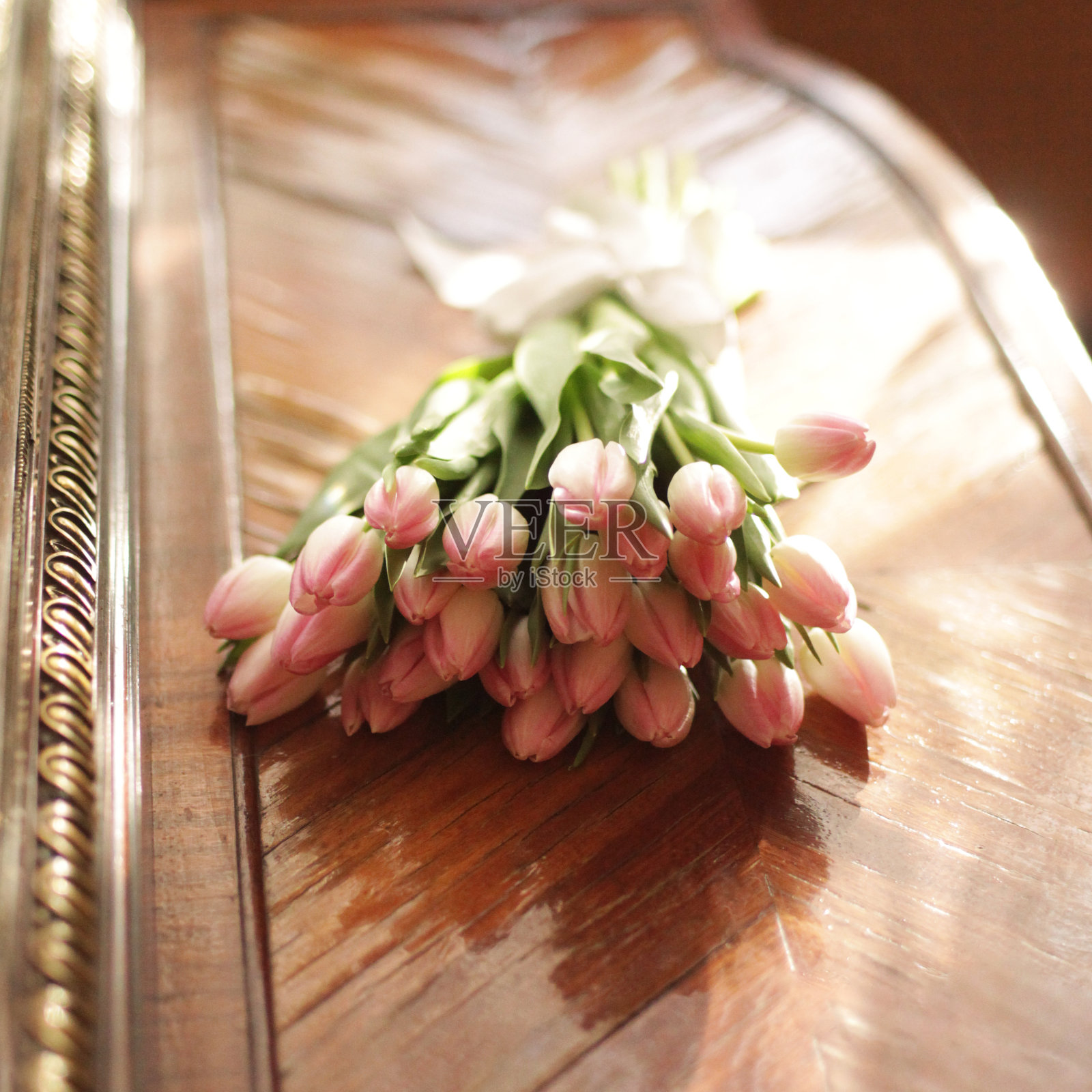 木质背景上的一束粉红色郁金香照片摄影图片