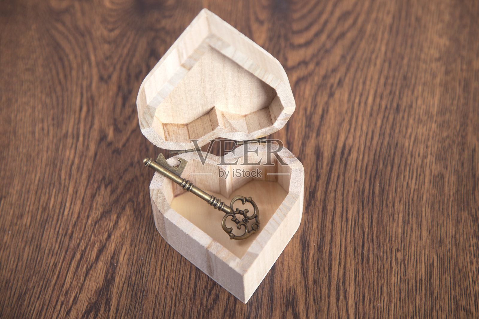 木心上的钥匙照片摄影图片