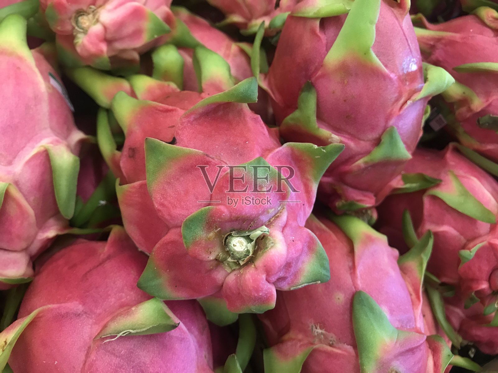 一堆火龙果在当地市场的宏观视图照片摄影图片