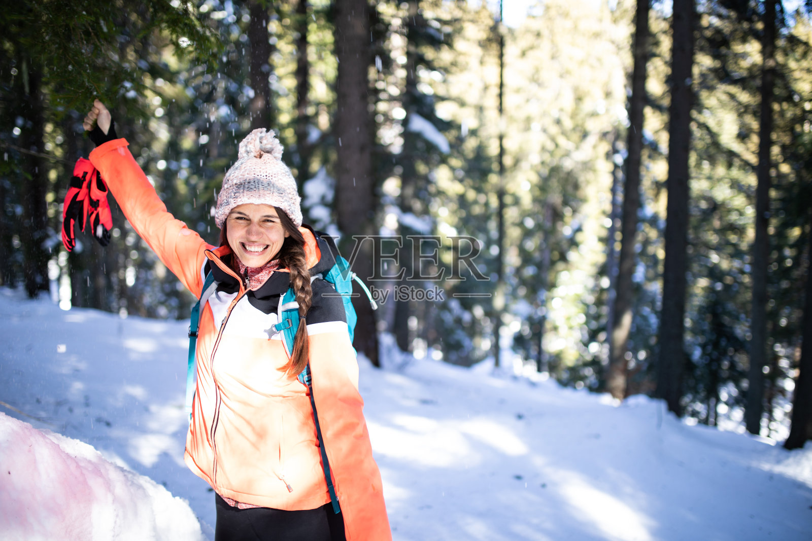 一个漂亮女人在拉树枝照片摄影图片