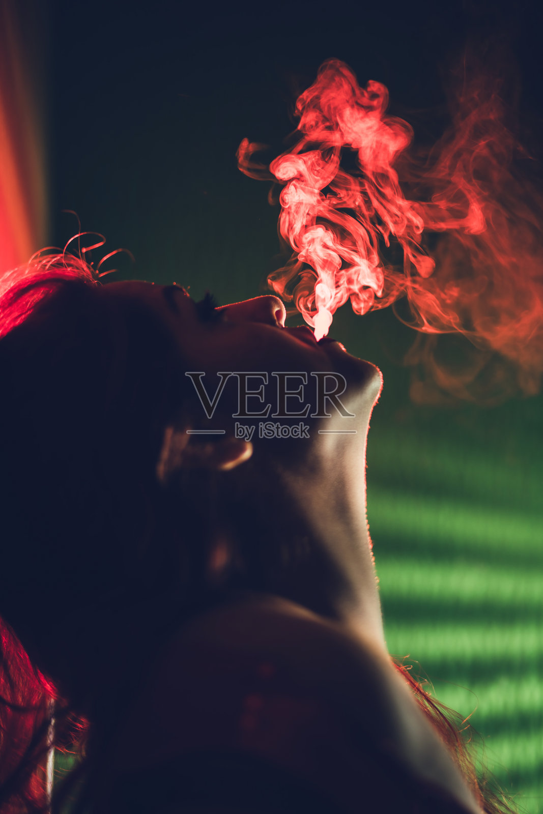 美丽与香烟照片摄影图片