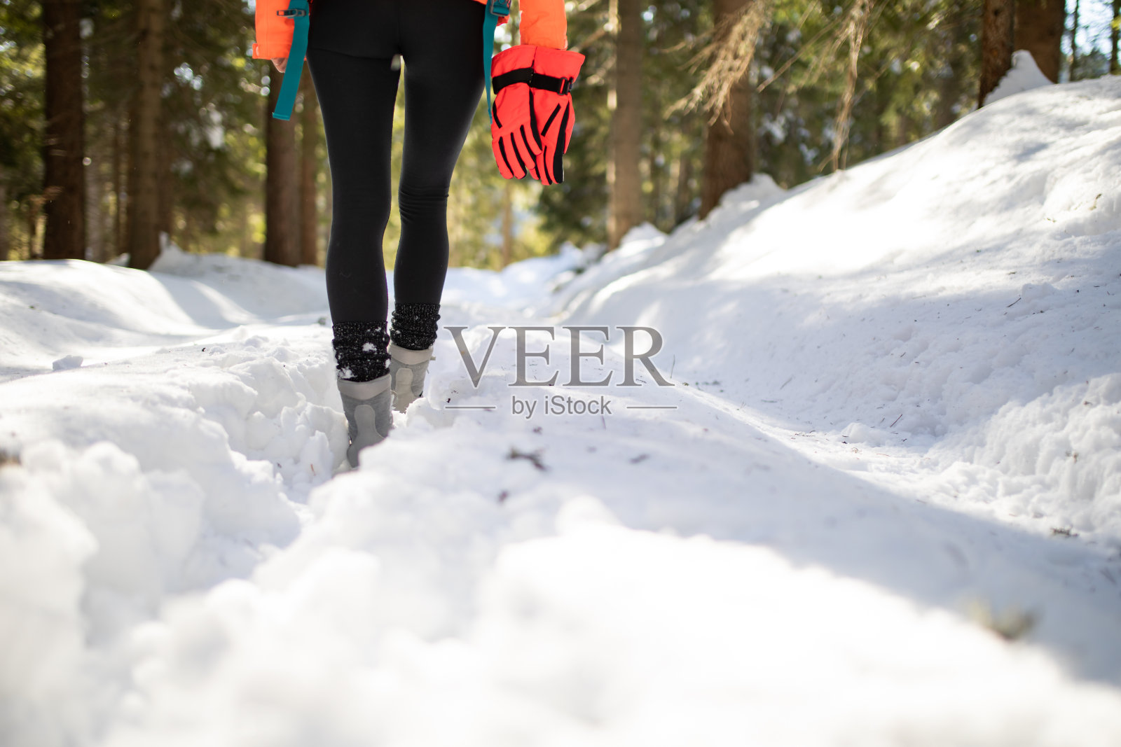 一个年轻女子在雪地里徒步旅行照片摄影图片