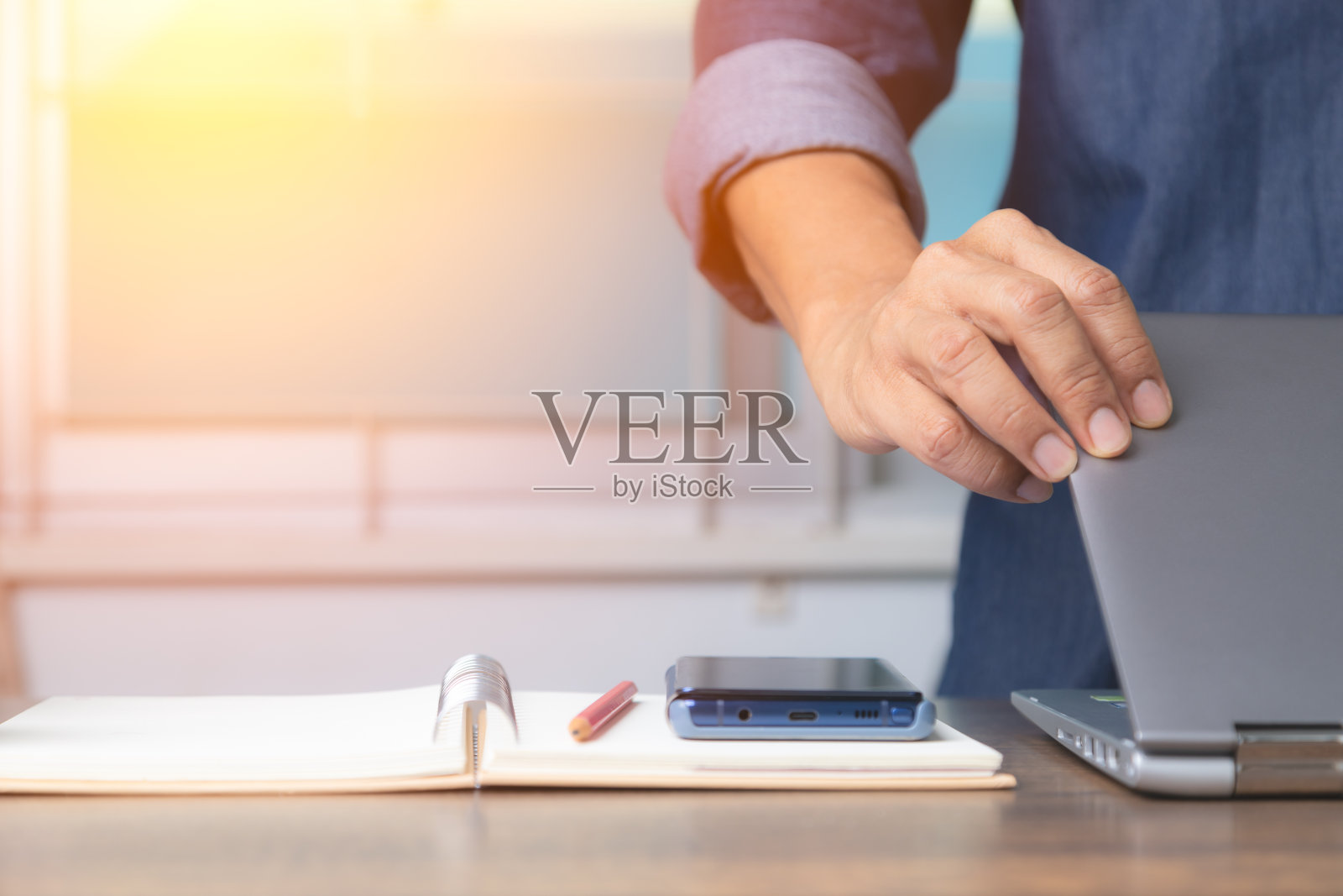 防止冠状病毒covid-19感染概念和社交距离或身体距离,男性员工打开笔记本电脑在家工作照片摄影图片